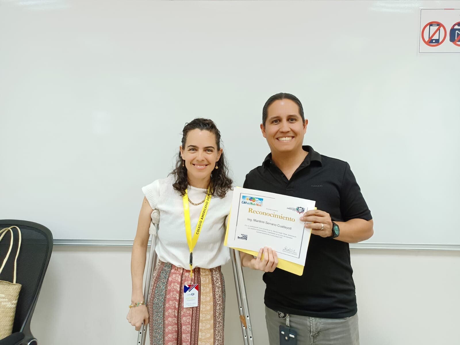 Maritriny Serrano recibiendo un reconocimiento del Colegio Americano de Puebla al finalizar un taller con docentes.