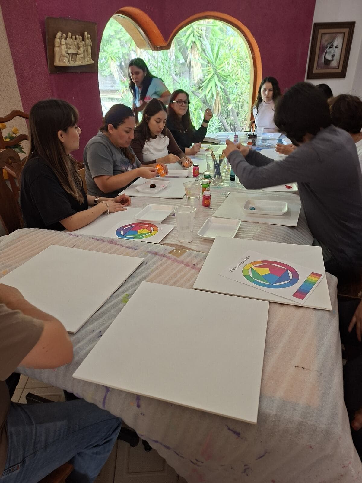 Participantes frente a lienzos en blanco, listos para comenzar.