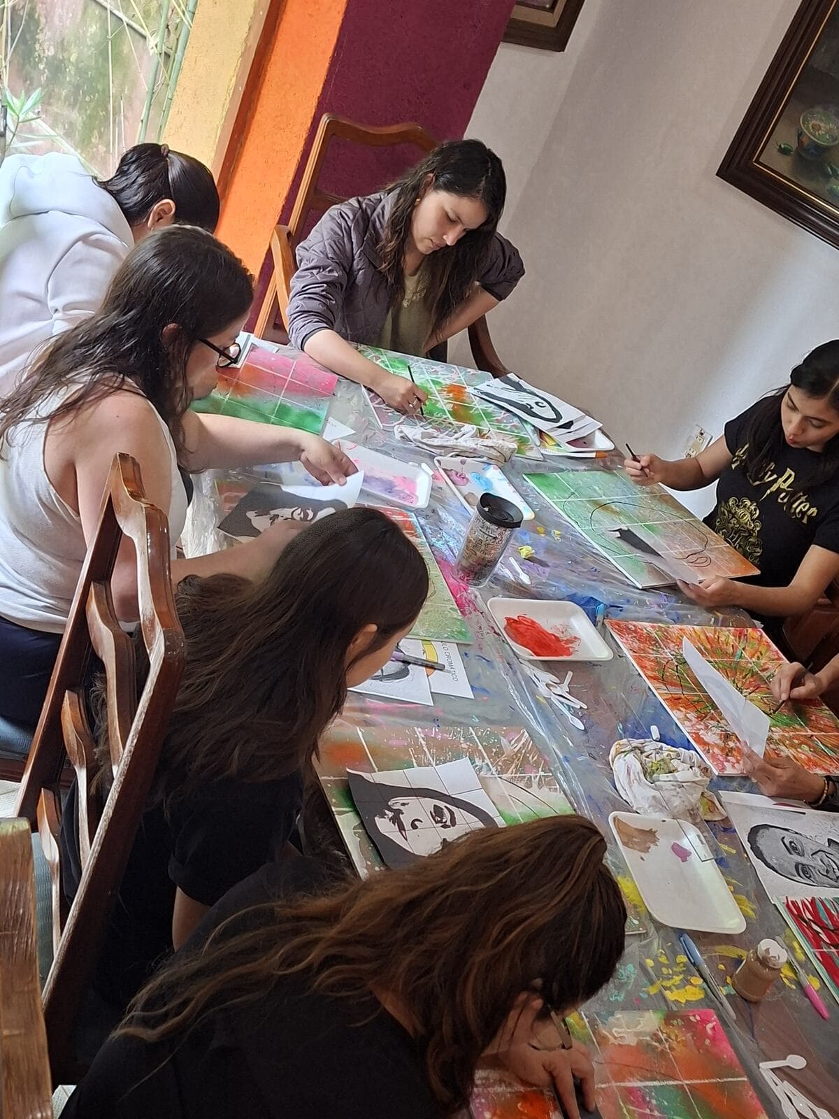 Grupo trabajando en una mesa larga durante un taller.