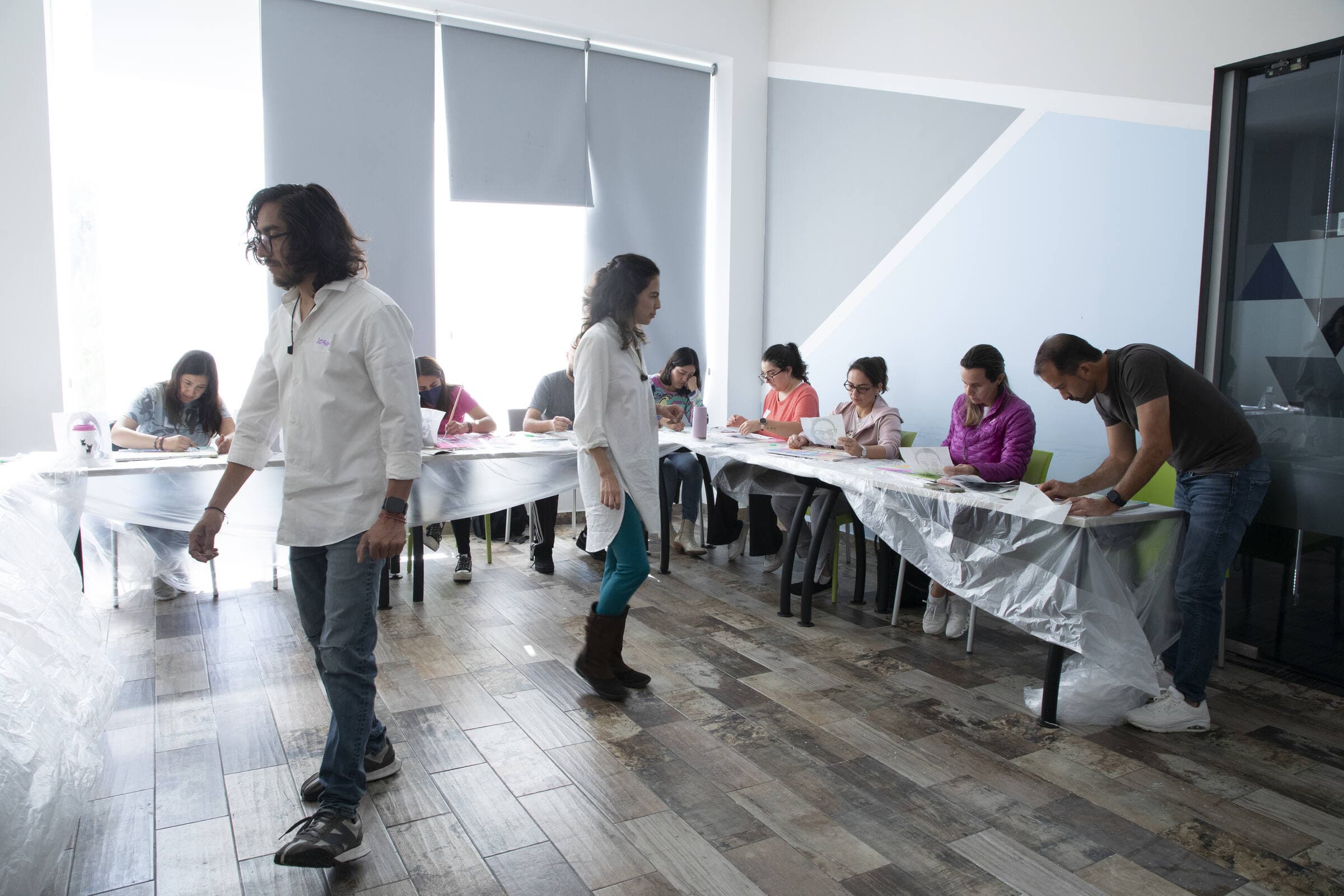 Vista panorámica de un taller Mirari en una empresa: filas largas de mesas con el equipo trabajando